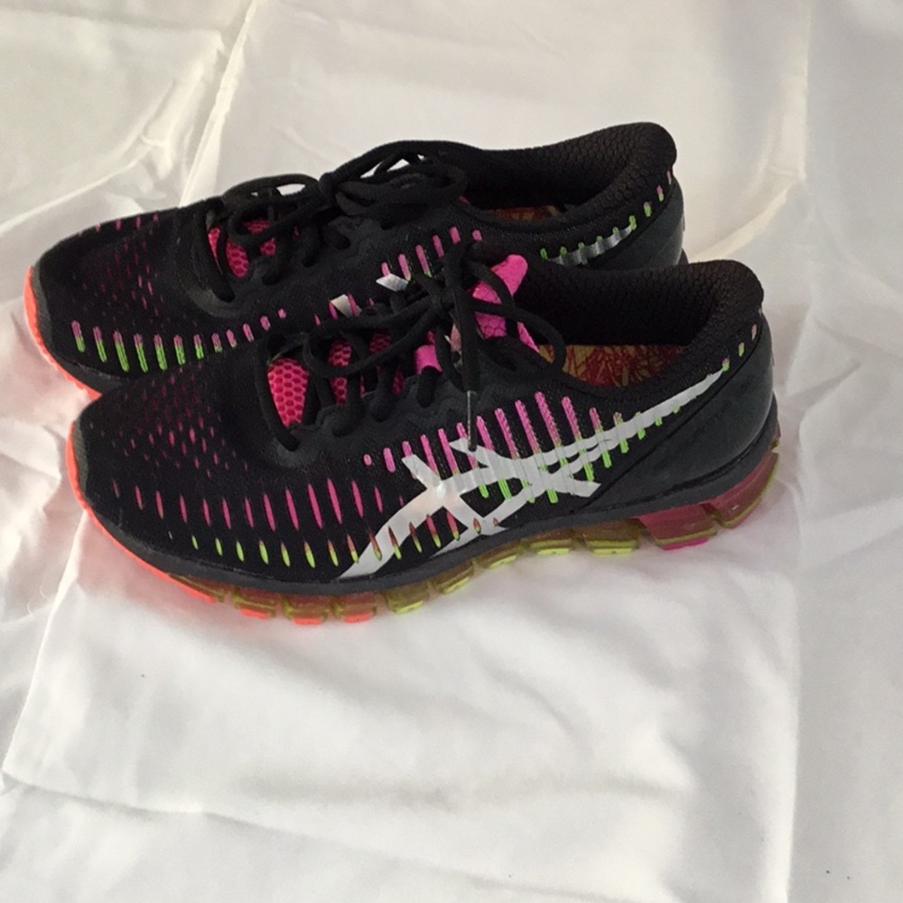 Women’s 7 ASICS T5J6N Gel Running Shoe